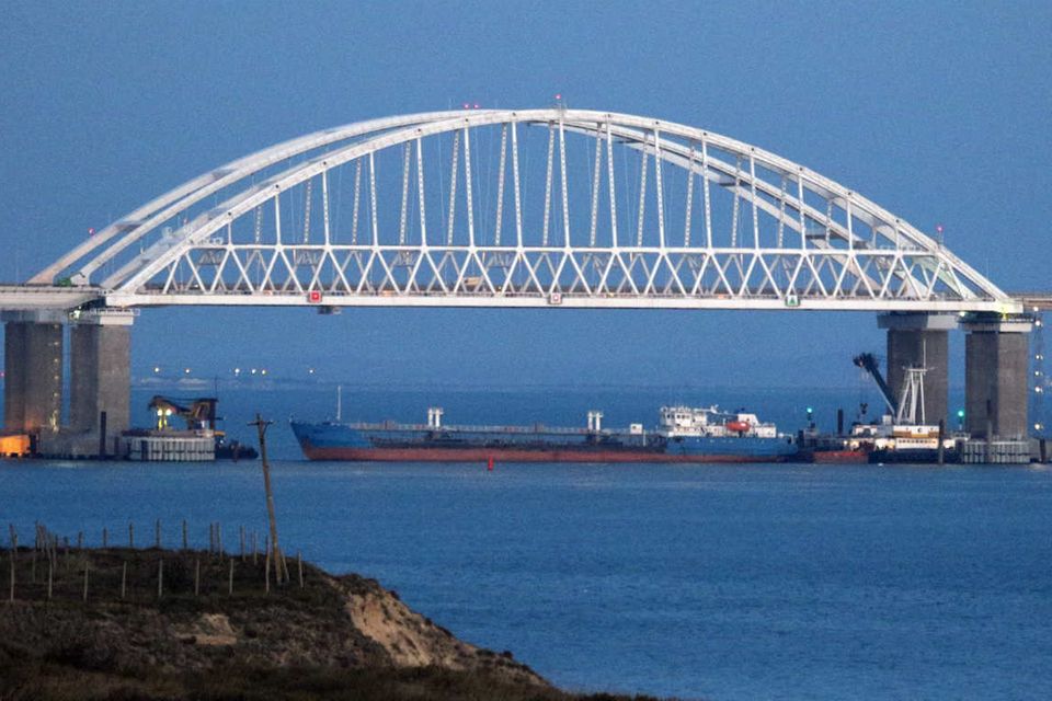 Ein Schiff sperrt die Durchfahrt unter der Kertsch-Brücke