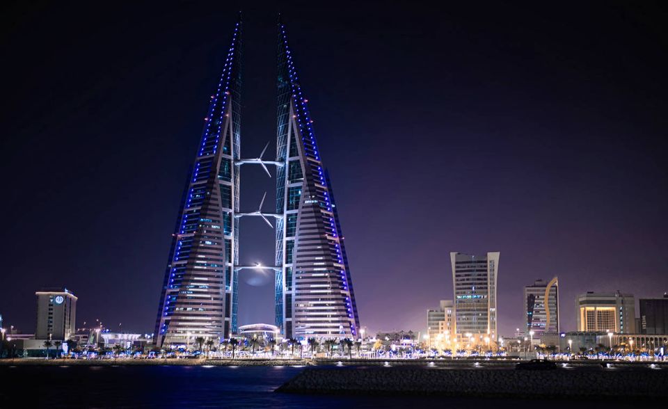 Bahrain ist der Gesamtsieger im Report „Expat Insider 2018“. Kein Land erzielte unter den dort lebenden und arbeitenden Ausländern durch die Bank bessere Noten. Bahrain punktet besonders mit seiner Willkommenskultur. Mehr als vier von fünf Auswanderern leben sich schnell ein und fühlen sich rasch wie daheim. Dabei hilft auch der Umstand, dass sich 94 Prozent der Expats gut ohne Arabischkenntnisse verständigen können. Neben der generellen Aufgeschlossenheit und Freundlichkeit der Bahrainer ist womöglich die Zusammensetzung der Bevölkerung ein Faktor. 53 Prozent der hier lebenden Menschen sind laut InterNations selbst Auswanderer oder Expats. Das Netzwerk hat zwei Aufsteiger in dem Ranking lobend hervorgehoben. Wir stellen sie jetzt vor.
