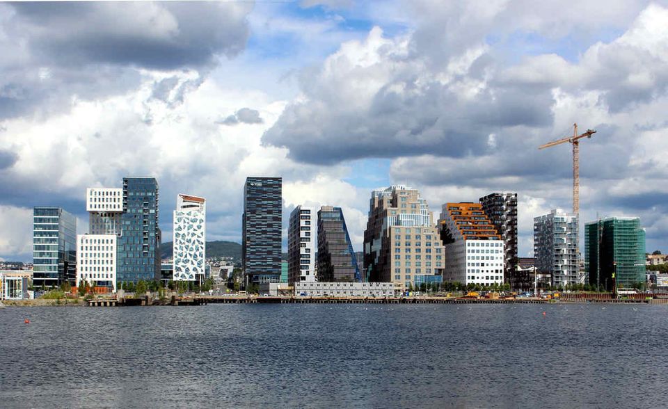 Norwegen ist wie Dänemark eines der glücklichsten Länder weltweit. Und auch hier trüben enorm hohe Lebenshaltungskosten das Urteil von Expats und Auswanderern über ihre neue Heimat. Allerdings kann Norwegen das hohe Preisniveau mit ebenfalls überdurchschnittlichen Löhnen abfedern. Viele Expats verdienen in dem skandinavischen Land mehr als in einem vergleichbaren Job daheim. Weltweit schafft es Norwegen in dieser Hinsicht sogar in die Top 3.