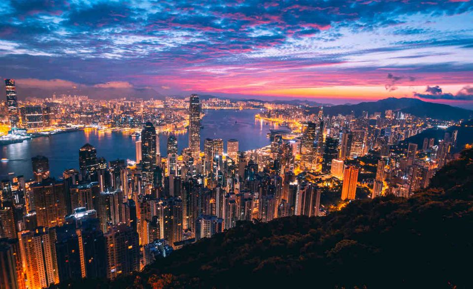 Hongkong belegt unter allen 68 untersuchten Ländern und Territorien weltweit Platz eins bei den Lebenshaltungskosten. Kein Wunder: Die ehemalige Kronkolonie ist aktuell auch der teuerste Wohnungsmarkt der Welt. Das hat der Index „Mapping the World's Prices“ der Deutschen Bank ergeben. „Das Leben in Hongkong ist zu teuer“, sagte ein italienisches InterNations-Mitglied. Diese Einschätzung gilt offenbar sogar für Top-Verdiener. 21 Prozent der Expats in Hongkong verdienen pro Jahr zwischen 100.000 und 150.000 US-Dollar (88.000 bis 132.000 Euro). Dennoch belegt Hongkong im Index „Persönliche Finanzen“ nur Platz 52.