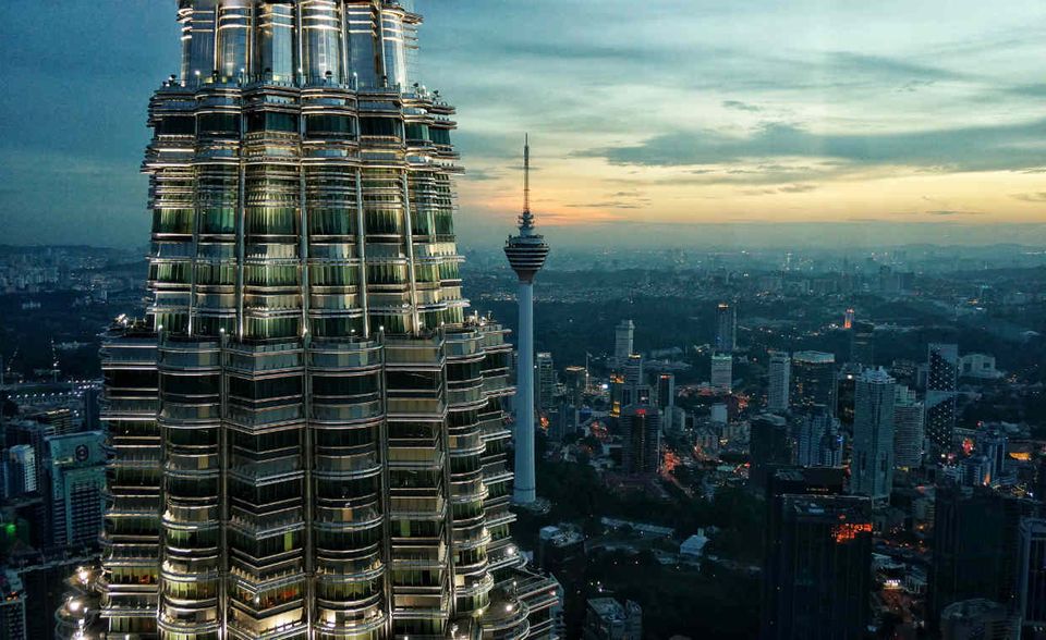 12,58 Millionen Übernachtungsgäste aus dem Ausland bedeuten für Kuala Lumpur Platz sieben des Rankings. Die Hauptstadt Malaysias kletterte um einen Platz nach oben. Im Vorjahr wurden noch 11,28 Millionen Besucher gezählt. Die Strahlkraft der asiatischen Wirtschaftsmetropole soll weiter zunehmen. Für die nächste Ausgabe des „Global Destination Cities Index“ wird ein Plus in Höhe von 7,5 Prozent erwartet – der drittbeste Wert in den Top 10.