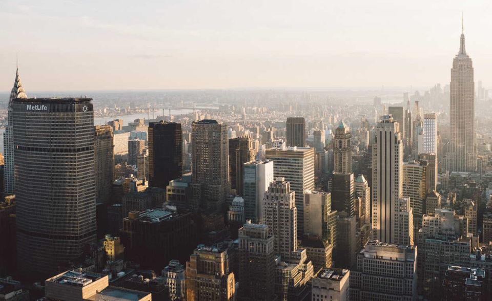 Der von Mastercard angekündigte Besucherrückgang für New York City hat sich 2017 nicht bewahrheitet. Die Finanz- und Tourismusmetropole an der US-Ostküste steigerte die Zahl der internationalen Übernachtungsgäste von 12,70 auf 13,13 Millionen. Hinzu kommt: Besucher verweilen überraschend lang in New York. Sie blieben laut dem Mastercard-Index im Durchschnitt 8,3 Nächte. Keine andere Stadt aus den Top 10 kann da auch nur annähernd mithalten. Für 2018 wird ein Zuwachs um 4,1 Prozent erwartet.