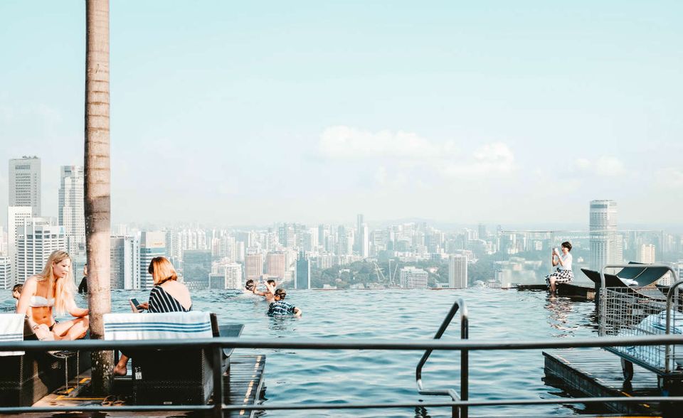 Für Singapur ging es bei den Besucherzahlen leicht bergauf, die Platzierung blieb jedoch dieselbe. 13,91 Millionen Übernachtungsgäste aus dem Ausland (Vorjahr: 13,11 Millionen) wurden im vergangenen Jahr in Singapur gezählt. 2018 soll die Bilanz vier Prozent höher ausfallen. Das dürfte aber erneut nicht für einen besseren Rang in der Liste reichen. Denn der Nächstplatzierte liegt fast zwei Millionen Besucher vor Singapur.