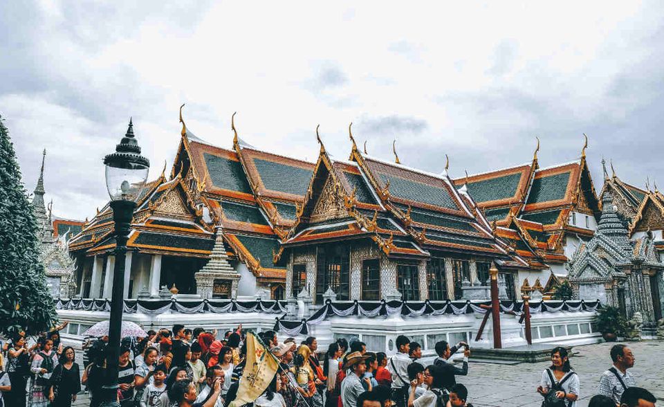Bangkok ist laut Mastercard die meistbesuchte Stadt weltweit 2017. 20,05 Millionen internationale Übernachtungsgäste kamen im vergangenen Jahr in die thailändische Hauptstadt. 2016 wurden noch 19,41 Millionen Besucher gezählt. Bangkok gilt zwar als günstiges Reiseziel für Rucksacktouristen. Die ausländischen Besucher gaben aber im Schnitt pro Tag 173 US-Dollar (152 Euro) aus. Mit diesem Wert liegt Bangkok im Mittelfeld der Top 10. Die Metropole wird laut Prognose der Mastercard-Experten ihre Spitzenposition in diesem Jahr ausbauen. Sie erwarten ein Besucherplus von 9,6 Prozent.