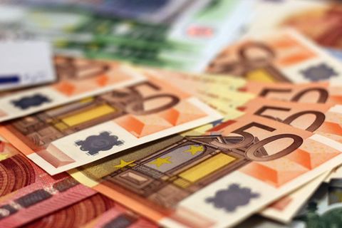 Symbolbild: Euro-Noten - beim Thema Private Krankenversicherungen geht es bei Beitragszahlern um viel Geld