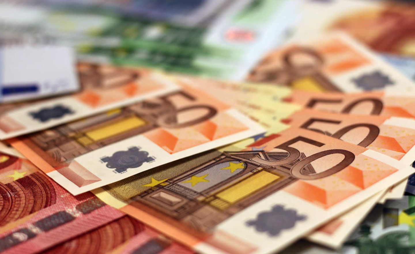 Symbolbild: Euro-Noten - beim Thema Private Krankenversicherungen geht es bei Beitragszahlern um viel Geld