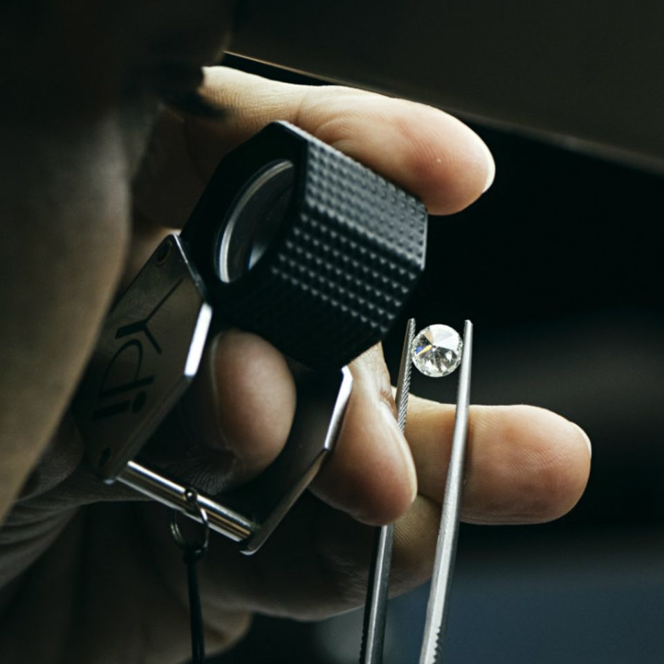 An der DiamantenbÃ¶rse in Tel Aviv wird ein Diamant begutachtet