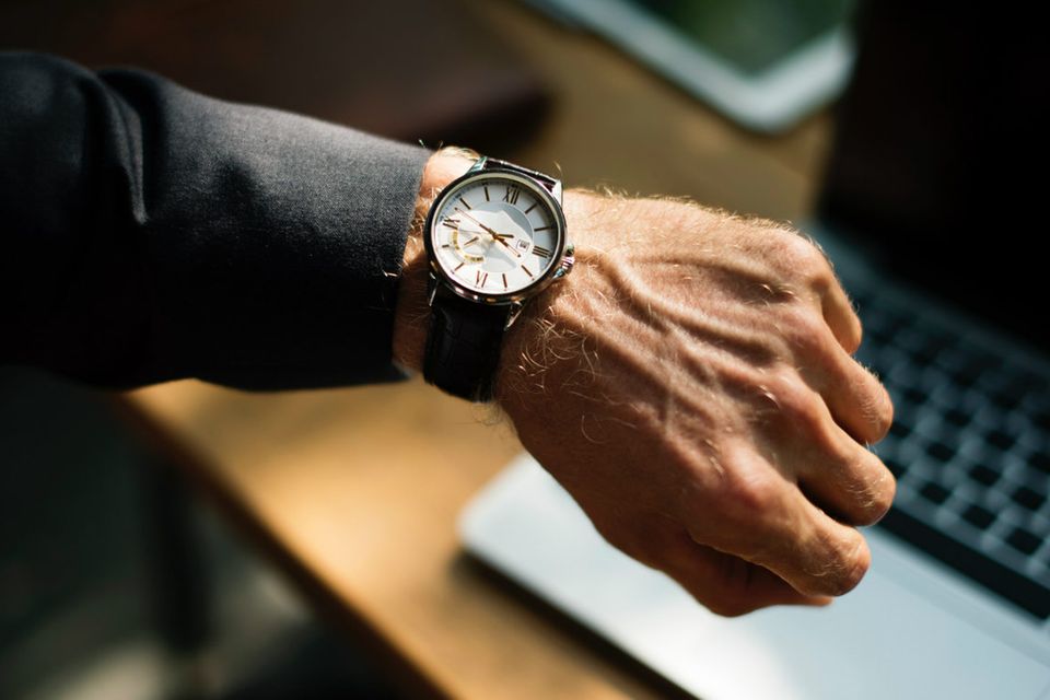 Symbolbild: Ein Mann trägt eine Uhr am Handgelenk