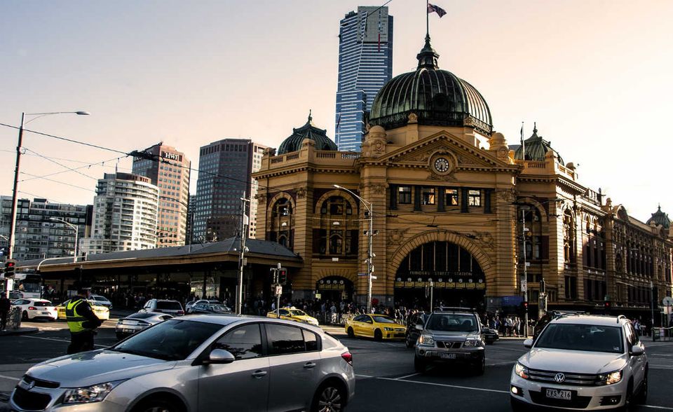 Australien hat das Einleben für Expats stark verbessert. Das Land stieg im vergangenen Jahr in dem Index um zwölf Plätze auf Rang 19. Australien legte in allen Unterkategorien zu. Expats fanden es insbesondere einfacher, Freundschaften zu schließen. Wer jedoch kein Englisch spricht, hat es in Australien nicht leicht.