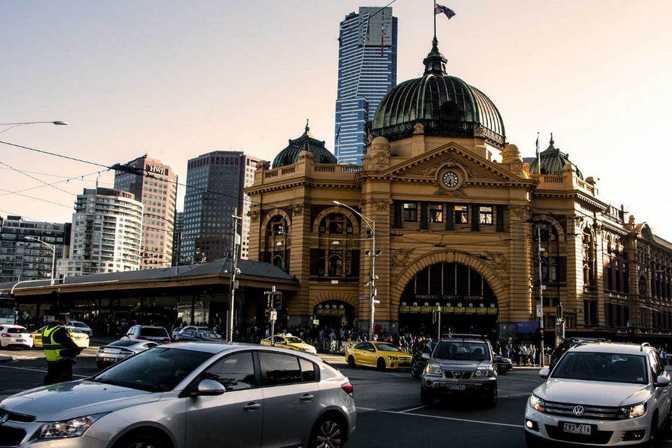 Australien hat das Einleben für Expats stark verbessert. Das Land stieg im vergangenen Jahr in dem Index um zwölf Plätze auf Rang 19. Australien legte in allen Unterkategorien zu. Expats fanden es insbesondere einfacher, Freundschaften zu schließen. Wer jedoch kein Englisch spricht, hat es in Australien nicht leicht.