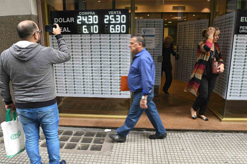 Argentinien steckt in der Wirtschaftskrise. Die Inflationsrate der zweitgrößten Volkswirtschaft Südamerikas liegt schätzungsweise bei 25,7 Prozent. Gebessert hat sich seit 2017 nichts: Im laufenden Jahr steuert Argentinien auf eine Teuerungsrate von 30 Prozent zu, der Peso hat mehr als die Hälfte seines Werts eingebüßt und die Regierung bittet den Internationalen Währungsfonds um Hilfe.