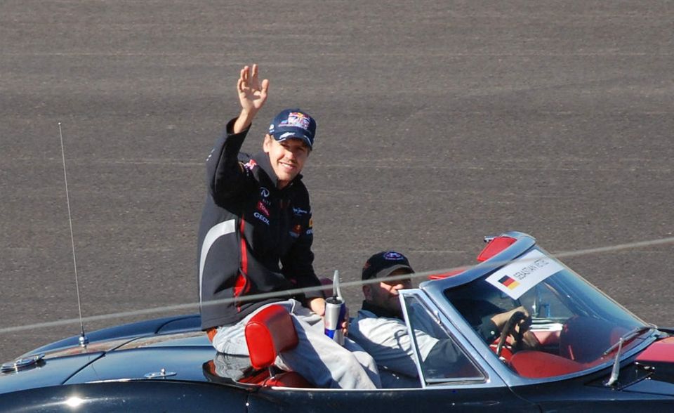 Sebastian Vettel ist der bestbezahlte Sportler Deutschlands. Der Formel-1-Fahrer belegt mit einem Gehalt von 42,3 Millionen Dollar Platz 18 in der weltweiten Gehaltsliste von „Forbes“. In Europa reicht es für den Ferrari-Piloten für den fünften Rang. Vettel konzentriert sich der Analyse zufolge offenbar ganz auf den Sport. Laut „Forbes“ nahm er gerade einmal 300.000 Dollar mit Werbung ein.