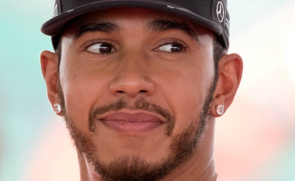 Lewis Hamilton wurde 2017 Formel-1-Weltmeister. 2018 wiederholte der Brite für Mercedes den Triumph. Da ist es nur passend, dass er der bestbezahlte Rennfahrer der Welt ist. Hamilton nahm den „Forbes“-Berechnungen zufolge von Juni 2017 bis Juni 2018 rund 51 Millionen Dollar ein. 42 Millionen Dollar davon verdiente der Brite hinter dem Steuer. Neun Millionen kamen über Werbeverträge rein. Hamilton ist unter anderem Markenbotschafter für Tommy Hilfiger.
