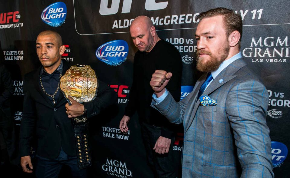 Nur ein Kampf katapultierte Conor McGregor (auf dem Bild rechts) beinahe an die Spitze unserer Rangliste der bestbezahlten Sportler Europas. Der irische Martial-Arts-Kämpfer trat im August 2017 in Las Vegas gegen Boxchampion Floyd Mayweather an. Der US-Amerikaner wurde dank des Fights der bestbezahlte Sportler 2018. Satte 85 Millionen Dollar versüßten McGregor die Niederlage. 14 Millionen Dollar verdiente der skandalumwitterte Ire laut „Forbes“ mit Werbung. Die Gesamtsumme von 99 Millionen Dollar hätte fast gereicht, um einen Giganten des europäischen Sports vom Thron zu stoßen.