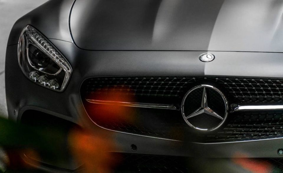 Die Deutschen lieben ihre Autohersteller. Mercedes-Benz belegt Platz 6 im Ranking der beliebtesten Marken.