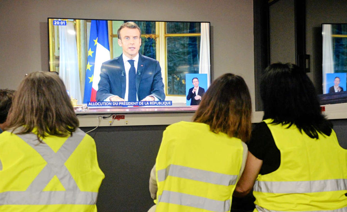 Frankreichs Präsident Emmanuel Macron macht den demonstrierenden Gelbwesten Zugeständnisse