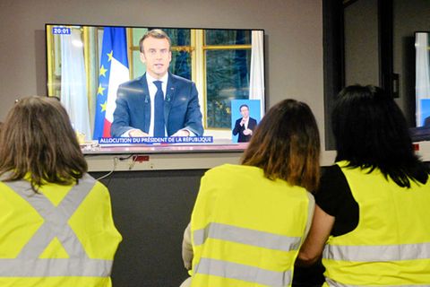 Frankreichs Präsident Emmanuel Macron macht den demonstrierenden Gelbwesten Zugeständnisse