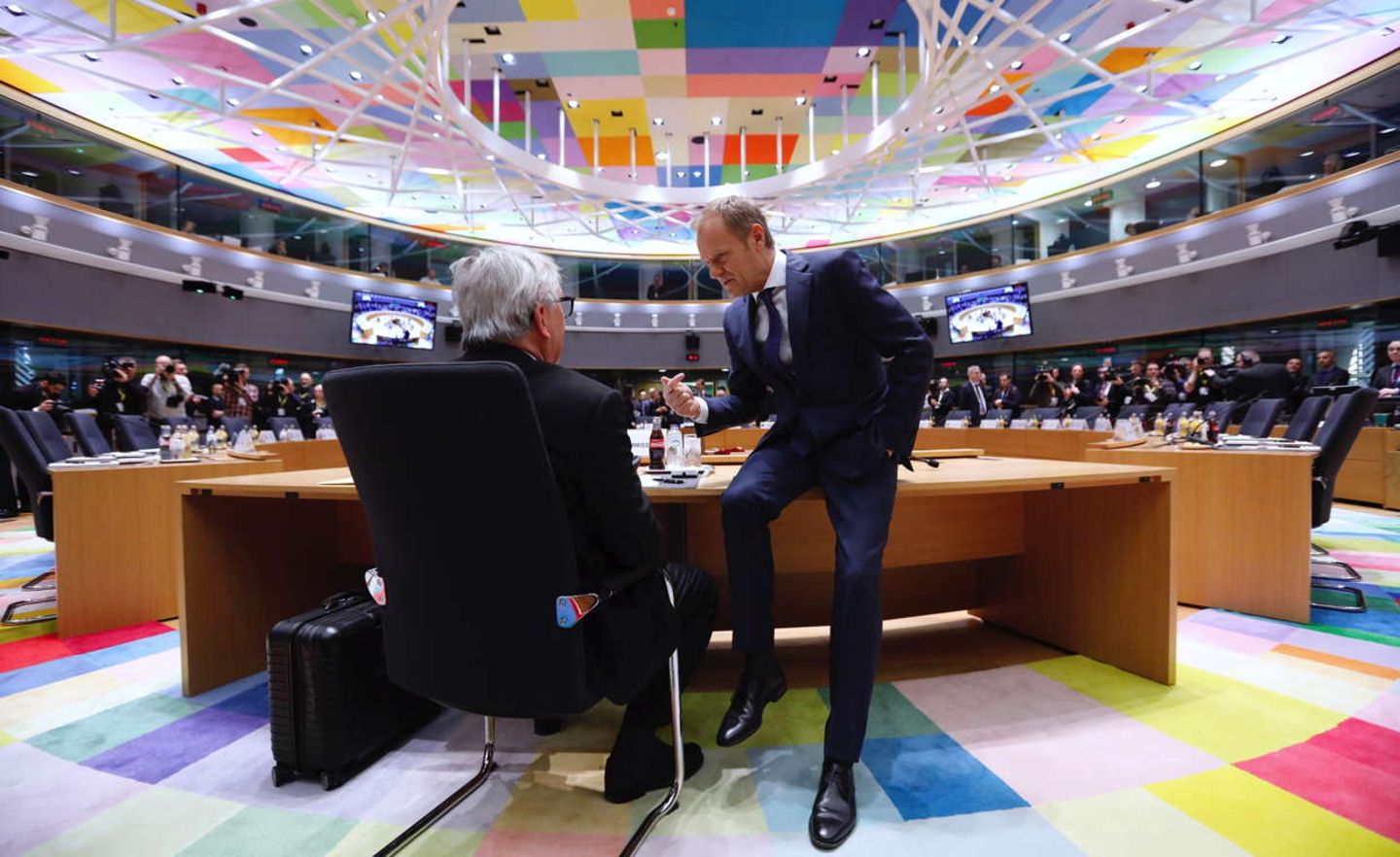 EU-Kommissionschef Jean-Claude Juncker im Gespräch mit Ratspräsident Donald Tusk beim EU-Gipfel in Brüssel