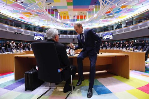EU-Kommissionschef Jean-Claude Juncker im Gespräch mit Ratspräsident Donald Tusk beim EU-Gipfel in Brüssel