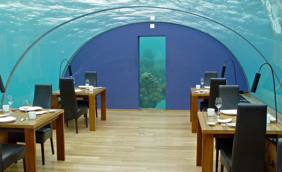 Dieses Restaurant punktet vor allem mit seiner Lage. Ithaa ist das weltweit erste Unterwasser-Restaurant. Es liegt fünf Meter unter dem Meeresspiegel auf den Malediven und gehört zu einem Hilton-Hotel. 320 US-Dollar (umgerechnet 281 Euro) kostet das sechsgängige Abendmenü. Ohne Getränke, versteht sich.
