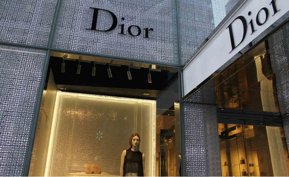 Dior erlebte 2018 eine Renaissance. Das Pariser Haute-Couture-Haus setzte Trends, belebte Klassiker neu und warb mit Social-Media-Stars wie Bella Hadid. Das zahlte sich aus. Diors Markenwert stieg um 14 Prozent auf 5,2 Mrd. Dollar.