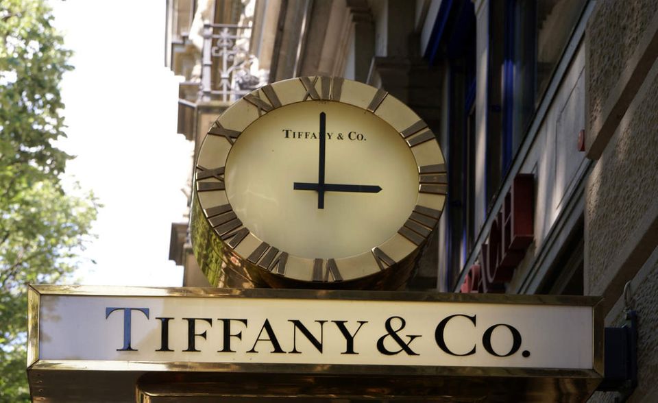 Wer einmal das Stammhaus an der Fifth Avenue besucht hat, weiß: Tiffany & Co. ist für Besucher aus aller Welt Kult. Ein starkes Markenimage zwischen „Breakfast at Tiffany's“ und der unverwechselbaren Verpackung sichern dem Schmuckkonzern Platz sechs des Luxus-Rankings von Interbrand. Unter allen Marken lag Tiffany & Co. mit einem Markenwert von 5,6 Mrd. Dollar (plus fünf Prozent) auf Rang 83.