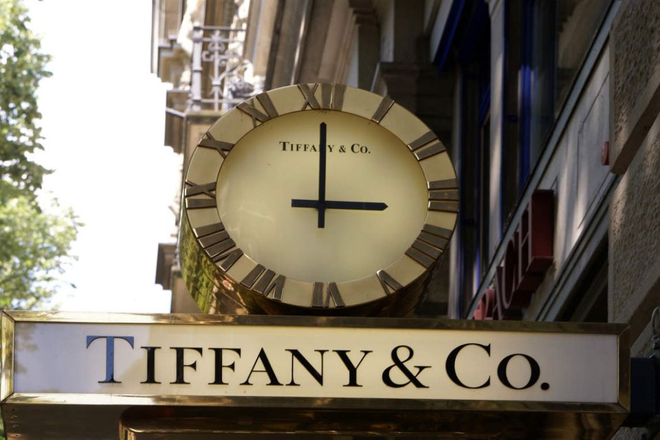 Wer einmal das Stammhaus an der Fifth Avenue besucht hat, weiß: Tiffany & Co. ist für Besucher aus aller Welt Kult. Ein starkes Markenimage zwischen „Breakfast at Tiffany's“ und der unverwechselbaren Verpackung sichern dem Schmuckkonzern Platz sechs des Luxus-Rankings von Interbrand. Unter allen Marken lag Tiffany & Co. mit einem Markenwert von 5,6 Mrd. Dollar (plus fünf Prozent) auf Rang 83.