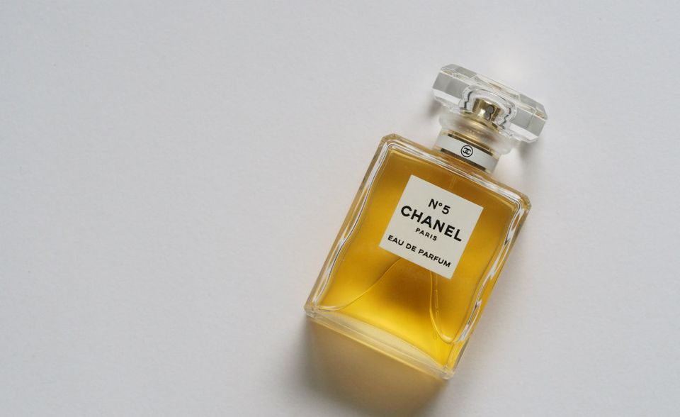 Chanel zog 2018 neu in die Top 100 von Interbrand ein. Das Pariser Modehaus konnte sich gleich auf Rang zwei der wertvollsten Luxusmarken der Welt platzieren. Die Analysten schätzten den Markenwert auf 20 Mrd. Dollar. Nur ein ewiger Konkurrent lief Chanel um Chefdesigner Karl Lagerfeld den Rang ab.