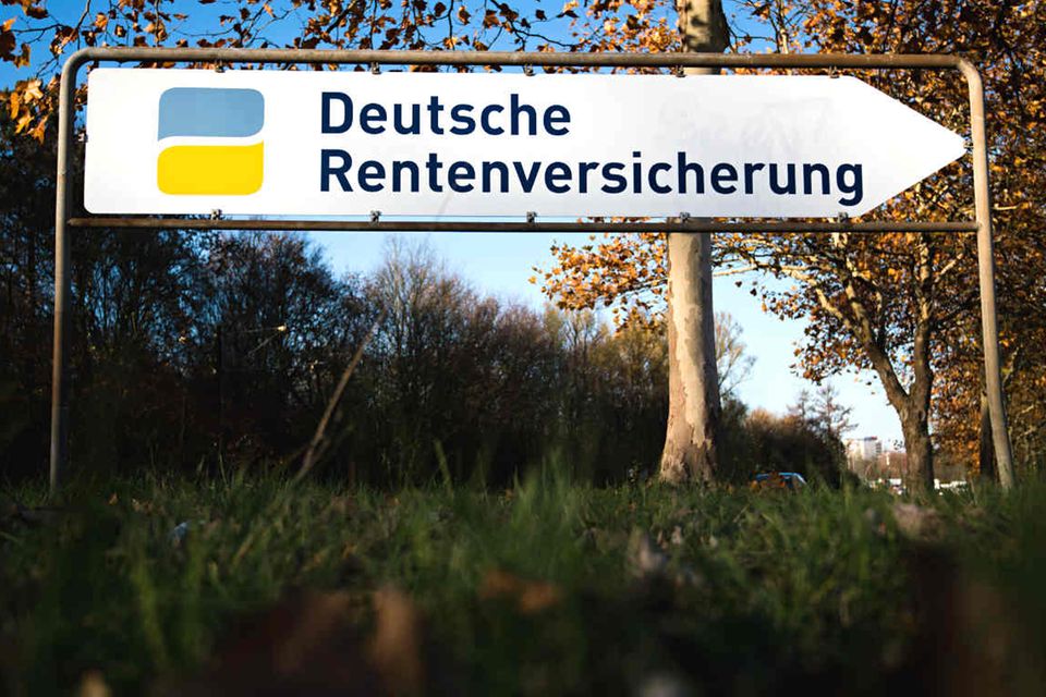 Ein Schild weist den Weg zur Deutschen Rentenversicherung