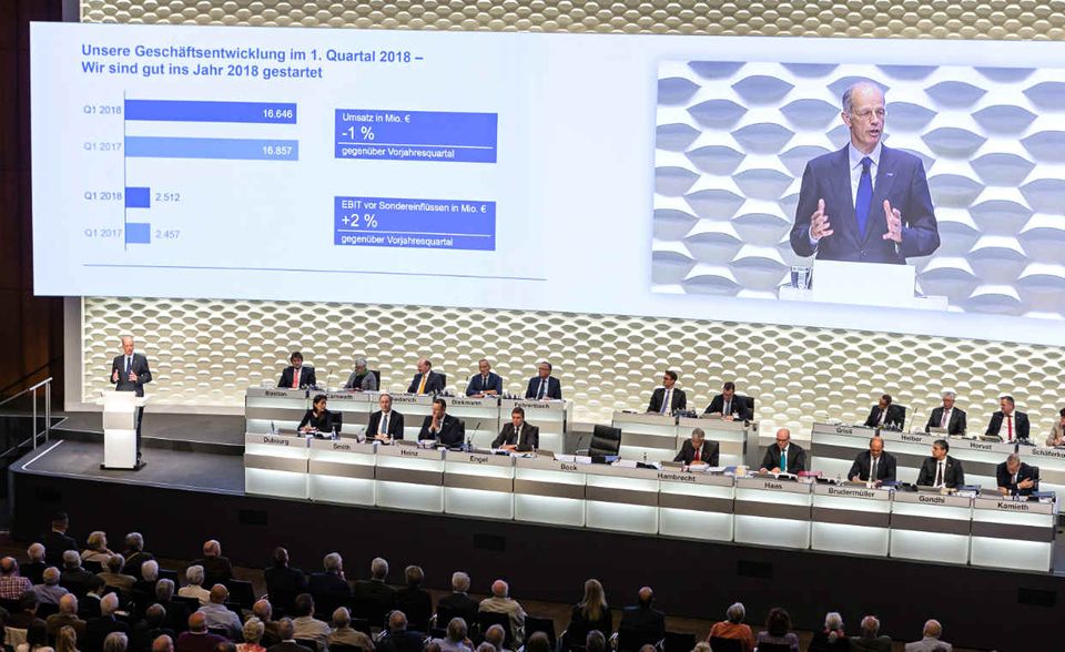 #3 Auch der inzwischen ausgeschiedene BASF-Chef Kurt Bock konnte sein Salär 2017 noch einmal erheblich steigern: Nach 8,4 Mio. Euro 2016 erhielt er 2017 11 Mio. Euro.