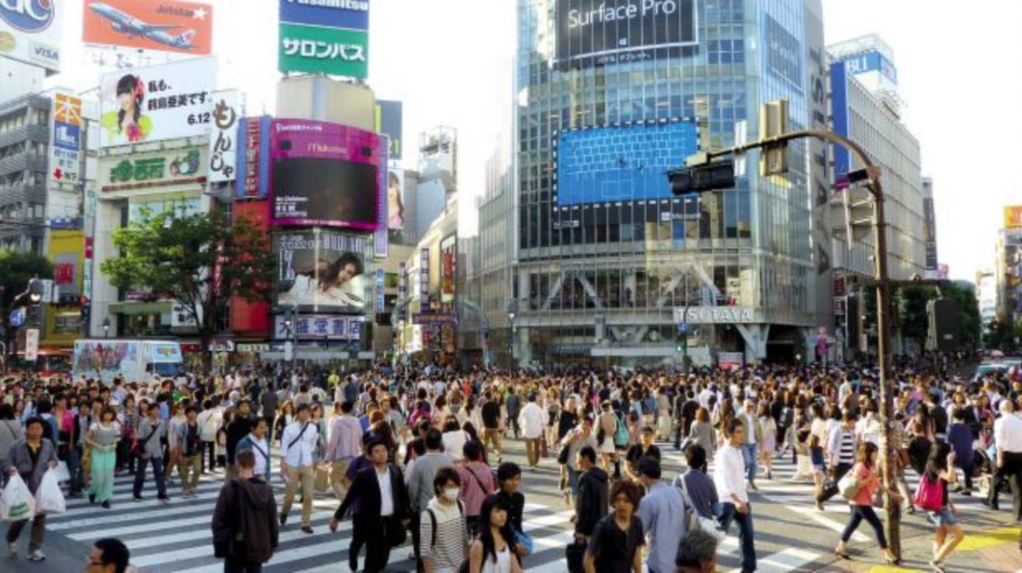 #1 Japan ist seit vielen Jahren Spitzenreiter was die Staatsverschuldung angeht. 238 Prozent des BIPs schuldet das Land seinen Gläubigern. Anders als in vielen anderen Ländern sind dies aber hauptsächlich Inländer – und die Situation somit relativ stabil. Nachdem die erste Erhöhung der Konsumsteuer zum Abbau der Schulden 2014 zu einem Abschwung führte, wurde die nächste Erhöhung auf Herbst 2019 verschoben.