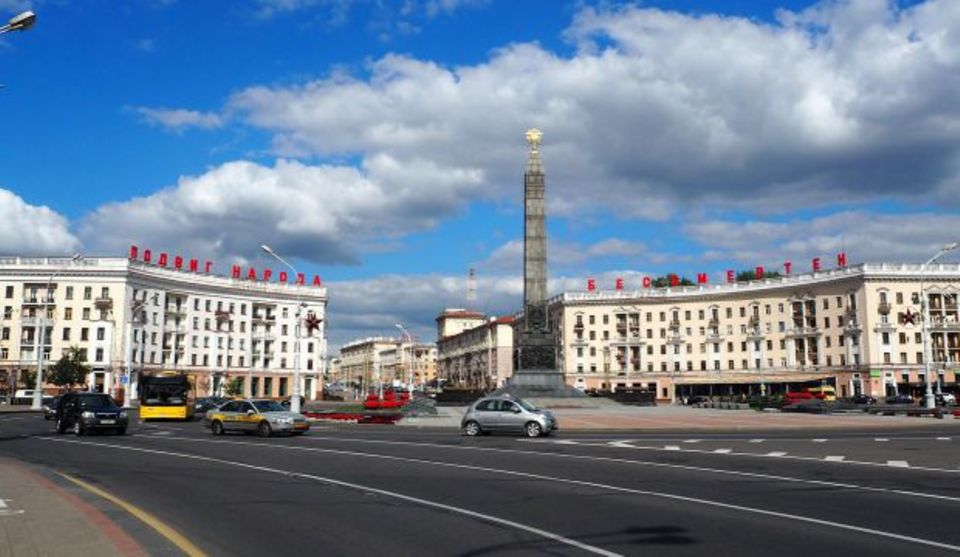 #5 Weißrussland:
 In dem autokratischen Staat liegt die Arbeitslosenquote laut offizieller Statistik bei 0,8 Prozent. Es herrscht große Unterbeschäftigung, das heißt viele der Erwerbstätigen arbeiten unfreiwillig wenige Stunden in der Woche und suchen nebenher nach einem anderen Job. Sie sind also trotzdem gewissermaßen arbeitssuchend.