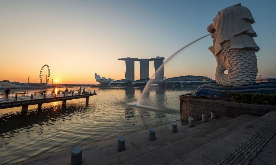 #9 Singapur:
 Singapurs Pro-Kopf-BIP ist eines der größten der Welt, das schlägt sich auch in der Arbeitslosenrate nieder. Die liegt bei 2,2 Prozent. Neben der eigenen Bevölkerung arbeiten auch viele ausländische Arbeitskräfte in dem Inselstaat.