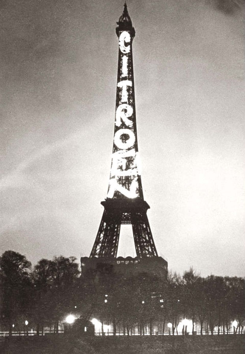 1925 wirbt André Citroën am Eiffelturm für seine Autos. Im selben Jahr verkauft der Hochstapler Victor Lustig gleich den ganzen Turm