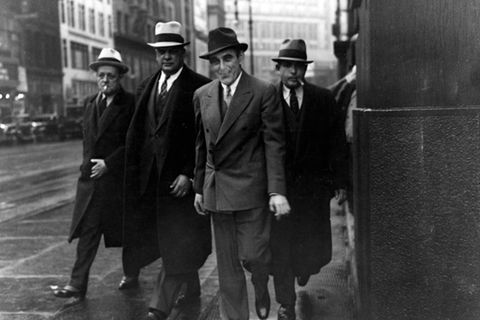 Victor Lustig (2. v. r.) auf dem Weg zum Gericht – nachdem er in den 30er-Jahren schließlich wegen Geldfälschung aufgeflogen war