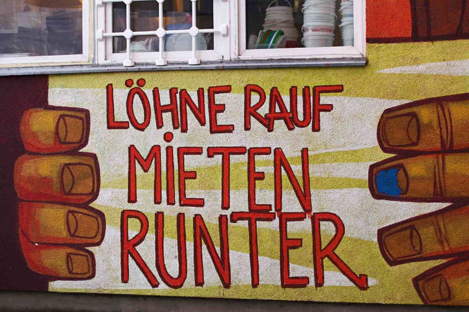 Bislang hat die im Jahr 2015 eingeführte Mietpreisbremse nur wenig Besserung gebracht. Das soll sich im neuen Jahr ändern. Kurz vor dem Jahreswechsel hat der Bundesrat die bisherigen Regelungen deutlich verschärft. Vermieter müssen neuen Mietern künftig unaufgefordert die Miete des Vormieters offenlegen. Dadurch soll der neue Mieter leichter nachprüfen können, ob die Miethöhe zulässig ist. Hintergrund: In angespannten Wohnungsmärkten darf die neue Miete höchstens zehn Prozent über der ortsüblichen Vergleichsmiete liegen. Verstößt der Vermieter gegen diese Regel, darf ihn der Mieter schriftlich rügen. Der Vermieter muss ihm die zu viel gezahlte Miete anschließend erstatten. Das gilt übrigens auch dann, wenn der Vermieter sich weigert, die vorherige Miete offen zu legen. Anders als bisher muss der Mieter nämlich nicht mehr nachweisen, dass der Vermieter gegen die aktuellen Regelungen verstoßen hat. Die Nachweispflicht liegt künftig allein beim Vermieter.