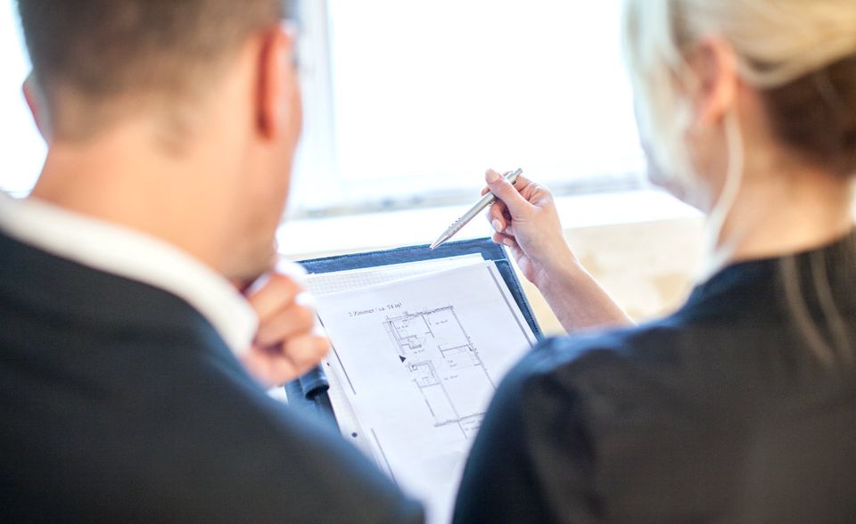 Bei Mietwohnungen gilt das Bestellerprinzip bereits seit rund drei Jahren. 2019 könnte es erstmals auch für Immobilienkäufe gelten. Das Bundesjustizministerium prüft derzeit einen solchen Schritt. Beim Bestellerprinzip bezahlt derjenige den Makler, der ihn beauftragt. Das ist in aller Regel der Verkäufer. Bislang können es Verkäufer und Makler beim Immobilienverkauf halten, wie sie wollten. In Berlin, Bremen, Hamburg, Hessen und Brandenburg ist es gängige Praxis, dass der Käufer die Provision komplett zahlt, in anderen Bundesländern wird sie zwischen Käufer und Verkäufer geteilt.