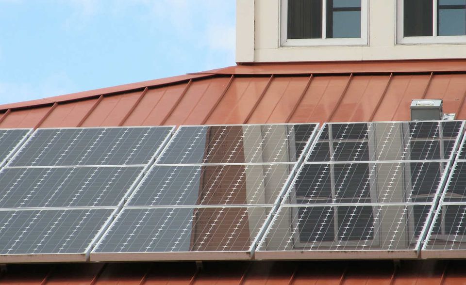 Die Erneuerbare-Energien-Umlage, die jeder Haushalt mit seiner Stromrechnung zahlt, sinkt 2019 um rund fünf Prozent auf 6,405 Cent je Kilowattstunde. Bei einem Verbrauch von 4000 Kilowattstunden pro Jahr zahlt ein Haushalt demnach statt rund 272 Euro nur noch 256 Euro EEG-Umlage. Das heißt jedoch nicht, dass Mieter und Eigentümer künftig automatisch mehr Geld in der Tasche haben: Einige Anbieter haben bereits höhere Netzentgelte angekündigt.