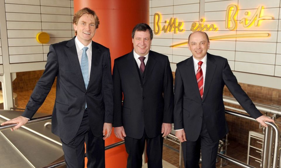 Die Bitburger Brauerei ist nicht nach Personen benannt, sondern nach der Stadt, in der sie 1817 gegründet wurde. Unter der Dachgesellschaft Bitburger Holding GmbH versammeln sich neben Bitburger inzwischen auch König Pilsener, Licher, Köstritzer und Wernesgrüner. Geleitet wird die Bitburger Braugruppe unter anderem von Jan Niewodniczanski, einem zumindest indirekten Nachfolger der Firmengründers Johann Peter Wallenborn.
