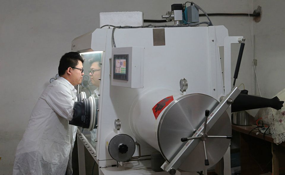 Ein Experte in Qingdao präpariert Chemikalien. Chinesische Unternehmen nutzen die Krise, um bei Industriematerial autarker zu werden