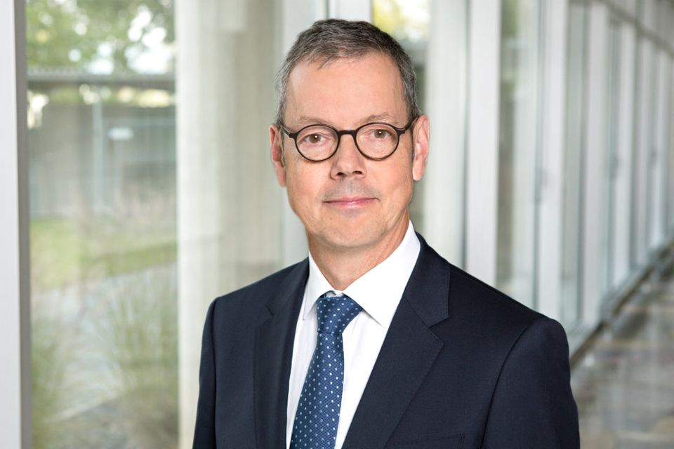 Peter Bofinger ist Professor für Volkswirtschaftslehre an der Universität Würzburg. Seit März 2004 gehört er dem Sachverständigenrat zur Begutachtung der gesamtwirtschaftlichen Entwicklung an