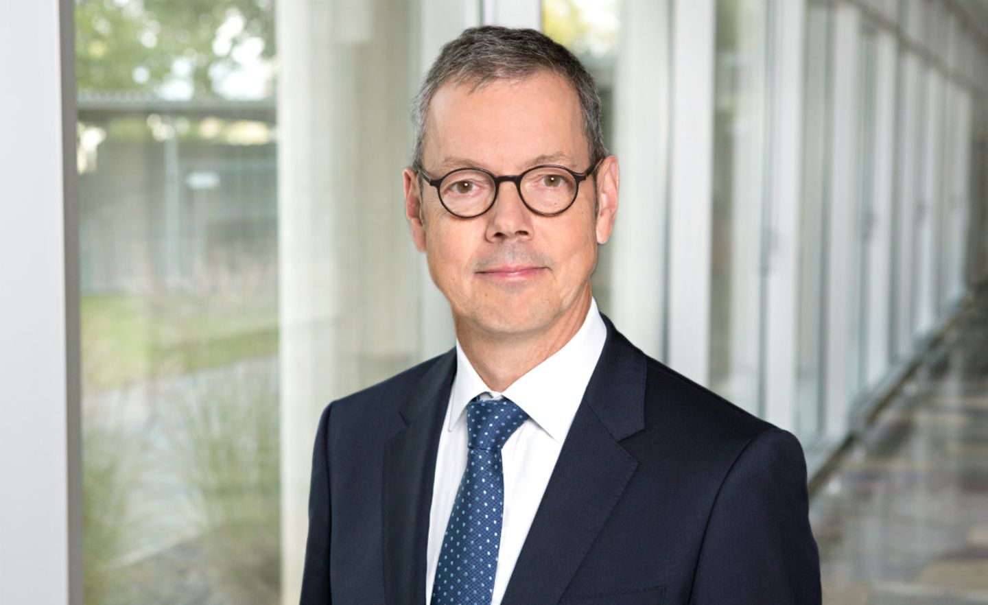 Peter Bofinger ist Professor für Volkswirtschaftslehre an der Universität Würzburg. Seit März 2004 gehört er dem Sachverständigenrat zur Begutachtung der gesamtwirtschaftlichen Entwicklung an