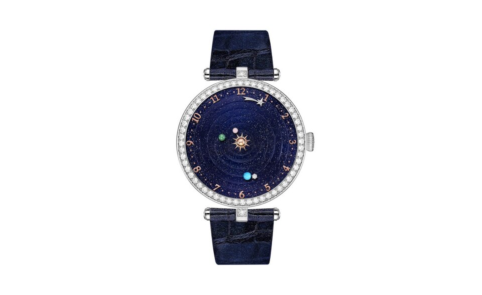 KATEGORIE „WOMEN“     GEWINNER: Lady Arpels Planétarium von Van Cleef & Arpels       RUNNER-UP: Mademoiselle Privé Squelette Camélia von Chanel       DAS SAGT DIE JURY:       „Auf poetisch-verträumte Weise führt uns diese Uhr an den planetaren Ursprung der Zeit zurück, unnachahmlich übersetzt ihr Zifferblatt zudem die Magie des Kreises. Ein Modell, dass nicht in den Kitsch ableitet, im Gegenteil, viel Raum für Emotion und Interpretation lässt.“