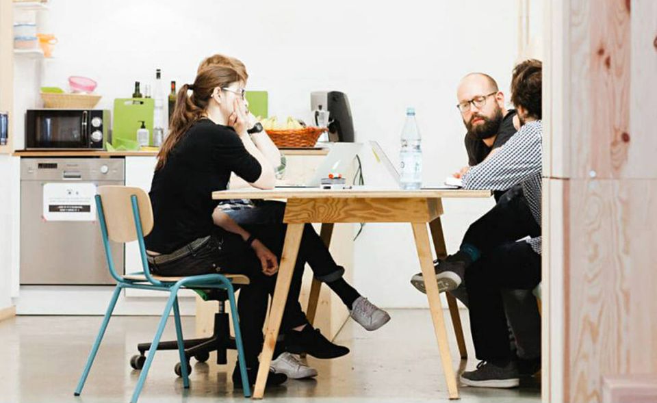 Mit­arbeiter beim Meeting in einer der Digital-Einheiten von Viessmann in Berlin