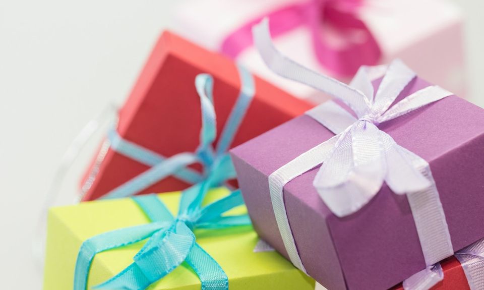 Amazon weiß natürlich auch, was wir unseren Liebsten zum Geburtstag oder zu Weihnachten schenken. Die Top-3-Liste liest sich allerdings recht bescheiden. Die am häufigsten bestellten Geschenke waren demnach Filme für die Kamera Fujifilm Instax Mini Instant, personalisierbare Wäscheetiketten und das Rampow Lightning Ladekabel.