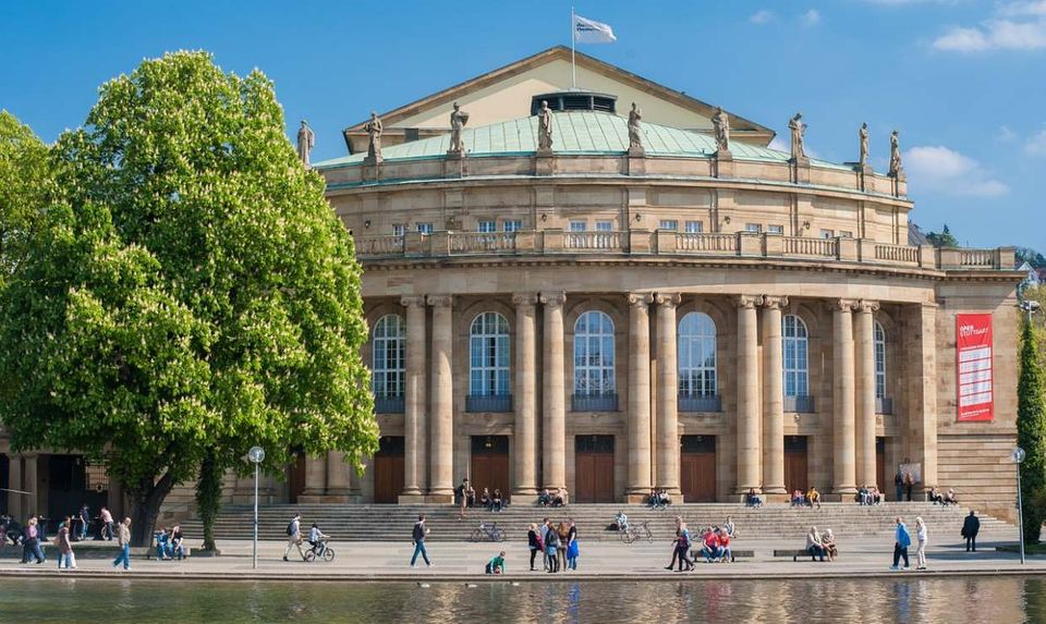 Fangen wir hinten an. Stuttgart bildet nicht nur das Schlusslicht unter den analysierten deutschen Expat-Städten. Stuttgart landete auch im weltweiten Ranking auf einem hinteren Rang (Platz 65 von 72). Die globale rote Laterne trägt die Stadt sogar beim Aspekt, wie gut ein Expat ohne Kenntnisse der Landessprache durch den Alltag kommt. Das passt zum allgemeinen Eindruck, den viele Ausländer von Stuttgart haben. Ein Brasilianer beklagte die „Kälte der Menschen“, ein Befragter aus dem Kongo meinte, dass die „Leute hier zu verschlossen sind, um neue Freunde zu finden“. Hohe Mieten und eine niedrige Lebensqualität komplettieren das negative Bild, das sich Expats von Stuttgart bilden. Ein großer Pluspunkt: Sie verdienen hier oft sehr viel mehr als in ihrer Heimat.