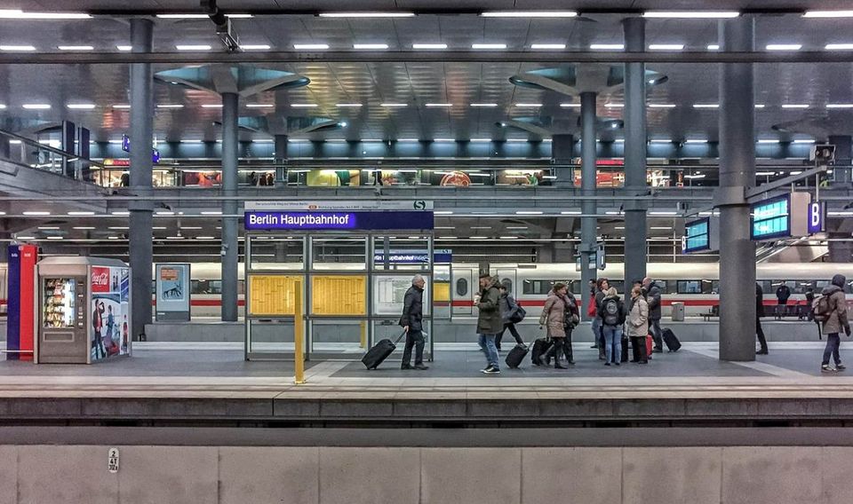 Diese schlechte Platzierung für Berlin überrascht dann doch ein wenig. Gilt Berlin nicht seit Jahren als kosmopolitischer Anziehungspunkt für junge Kreative aus aller Welt? Unter den von InterNations befragten Expats reichte es für die deutsche Hauptstadt dennoch nur für Platz 58 und den vorletzten Rang bundesweit. Zwar punktet Berlin mit seinem Freizeitangebot. Damit hatte es sich aber schon weitgehend. Expats fühlen sich hier im weltweiten Vergleich weniger zu Hause, finden schlecht neue Freunde und ärgern sich über unfreundliche Einheimische. Sehr schlechte Noten erhielt auch das Arbeitsleben in Berlin, unter anderem bei den Karriereaussichten.