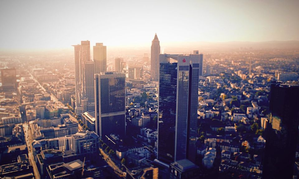 Frankfurt am Main zieht deutschlandweit die meisten Expats an. Fast jeder Fünfte (18 Prozent) lebt und arbeitet in der Bankenmetropole. Rundum glücklich ist aber nicht mal jeder Zehnte (weltweit: jeder Fünfte). Dabei zeigen sich die meisten Befragten zufrieden mit ihrer finanziellen Lage und loben das Arbeitsleben sowie die Karrierechancen in der neuen Heimat. Warum also die schlechte Gesamtnote im Expat City Ranking 2018? Dafür ist laut InterNations das Private verantwortlich. Bei der Lebensqualität liegt Frankfurt in Deutschland auf dem letzten Platz. Beim Sozialleben konnte die Stadt nur knapp den letzten Platz an Berlin abtreten.