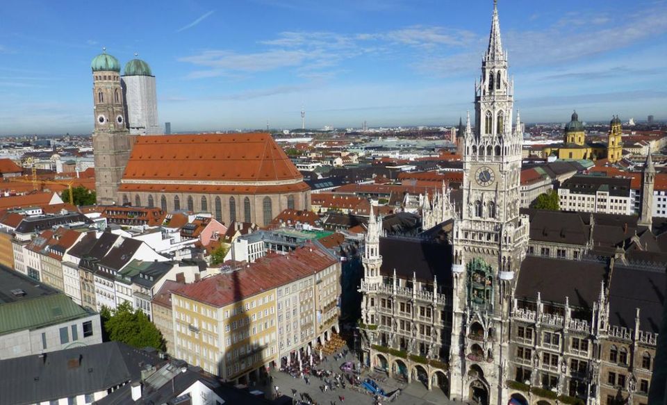 München liegt im weltweiten Städte-Ränking von InterNations unter 72 Städten auf Platz 51. Innerhalb Deutschlands reicht das immerhin noch für Rang vier. Expats sind überaus zufrieden mit der urbanen Arbeitswelt Münchens. In puncto Lebensqualität lag die bayerische Landeshauptstadt bundesweit sogar auf Rang eins. Dass am Ende doch nur eine Platzierung im Mittelfeld drin war, war – wenig überraschend – den hohen Miet- und Lebenshaltungskosten geschuldet. 75 Prozent der Expats fanden es schwierig, in München eine Wohnung zu finden. Weltweit lag der Wert nur bei 30 Prozent. 85 Prozent hielten das Wohnen in der Stadt für überteuert – fast doppelt so viel wie im globalen Durchschnitt. Und auch in München gilt: Expats finden nur schwer einheimische Freunde und bleiben vor allem unter sich.