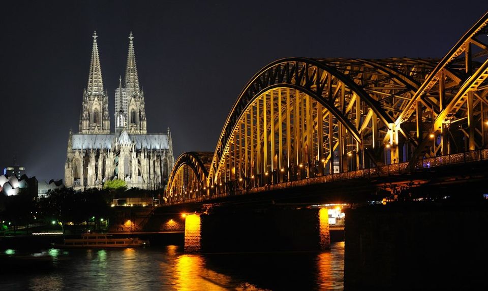 Finanziell lohnt sich ein Auslandsaufenthalt in Köln oft. „Das Verhältnis zwischen Gehaltsniveau und Lebenshaltungskosten ist sehr gut“, befand ein InterNations-Mitglied aus Portugal. Köln punktet auch mit Jobsicherheit und Jobzufriedenheit bei den ausländischen Fachkräften. Deren Hauptgrund für den Umzug: Sie haben auf eigene Initiative in Köln eine Stelle gefunden. Diese Form der Willkommenskultur erstreckt sich aber leider meist nicht auf das Privatleben. „Die meisten meiner Freunde hier sind andere Europäer, aber keine Deutschen“, klagte ein Niederländer. Dennoch ergab die Umfrage, dass sich 69 Prozent der Expats in Köln zu Hause fühlen. Deutschlandweit konnten das nur 53 Prozent der Befragten sagen. Im globalen Ranking landete die Rhein-Metropole auf Platz 33.